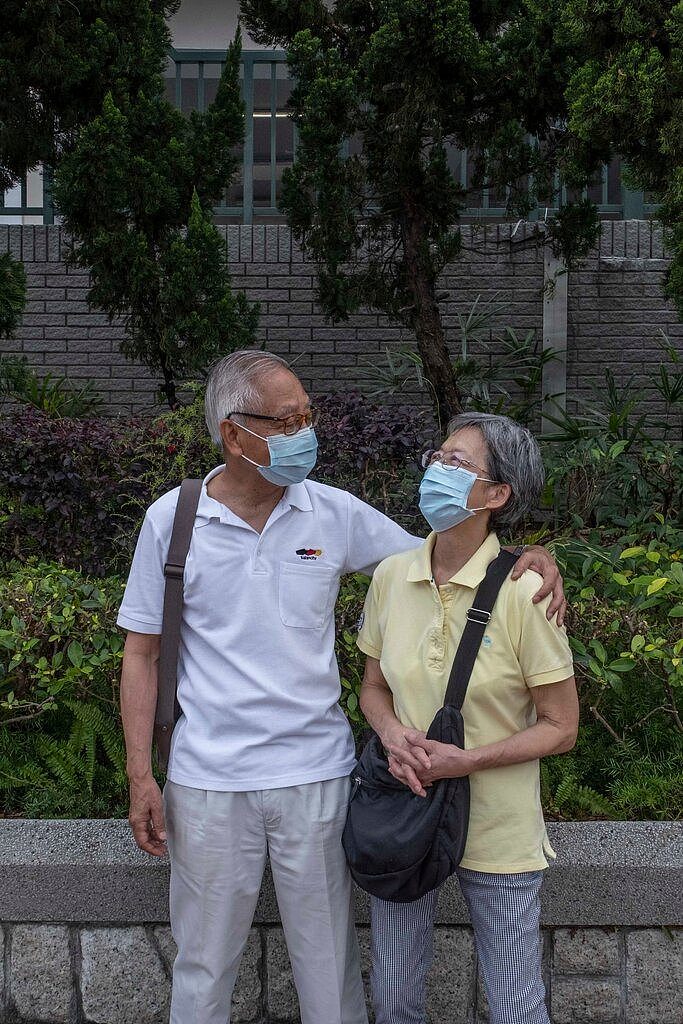谭培荣在香港的双亲。他们最初对打疫苗表示担忧。