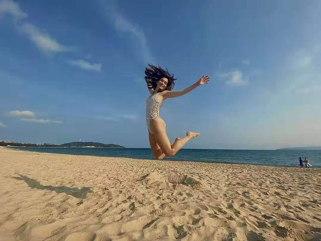 韩庚妻子卢靖姗晒泳装照，沙滩跳跃秀身材，一双长腿太吸睛
