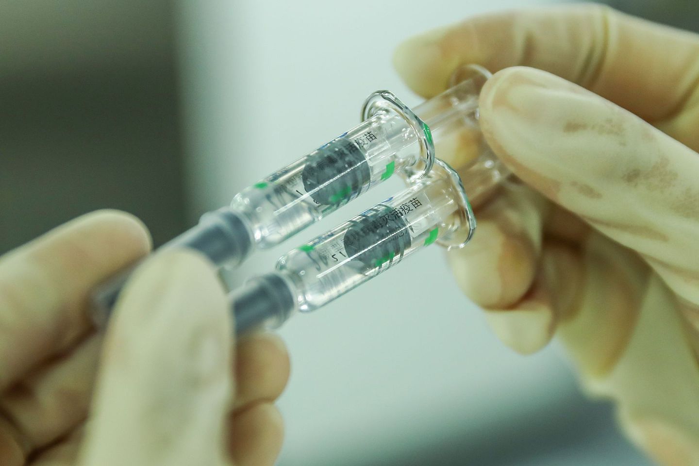 2020年12月31日，中国国药集团中国生物新冠灭活疫苗获国家药监局批准附条件上市。（新华社）