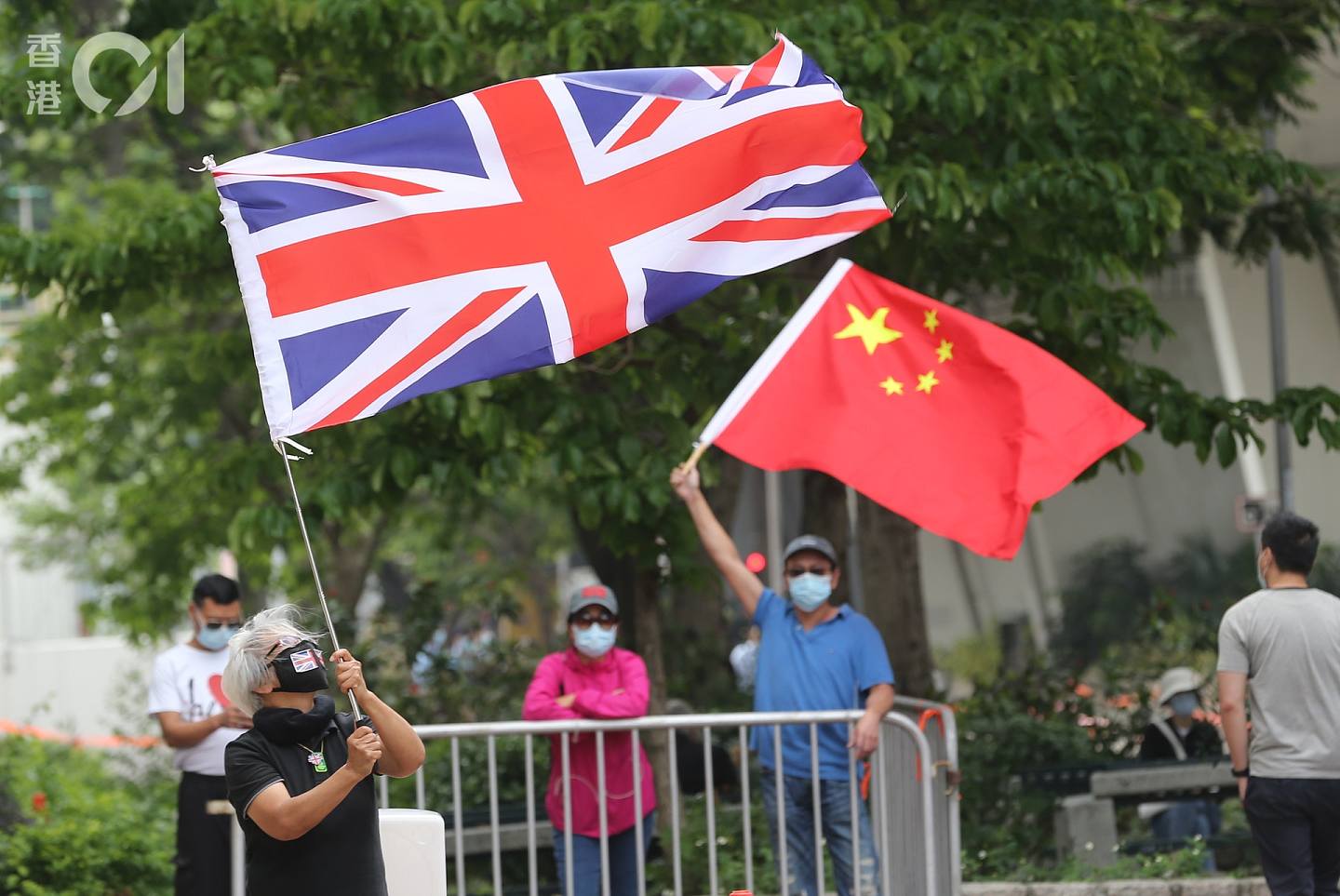 亦有不同政见人士在法院外挥动中国及英国国旗。 (蔡正邦摄)