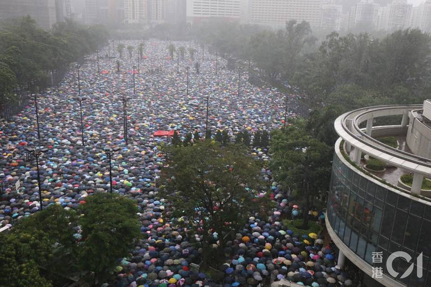 下午約3時10分，大雨中的維園集會。（香港01記者攝）