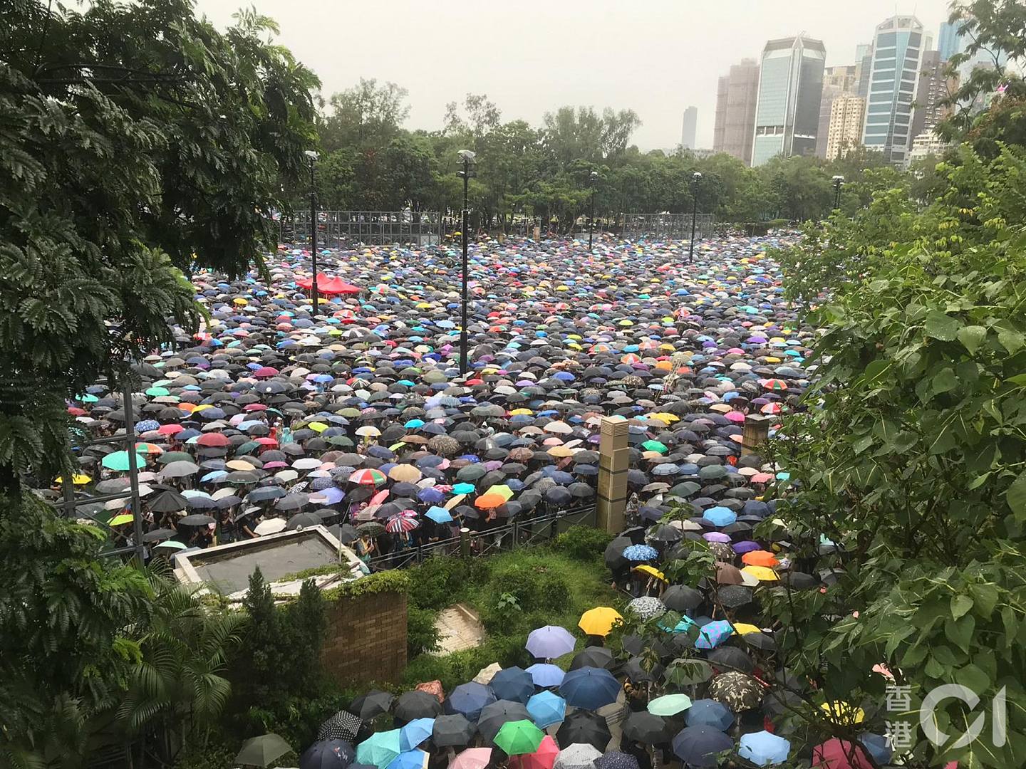 下午約3時半，即使下著雨，維園集會市民仍是很多。（盧翊銘攝）