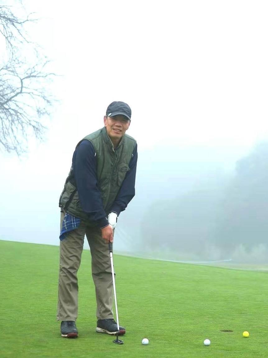 刘江说打高尔夫能培养自觉、自律，还可以享受清新的空气和满眼的绿色。