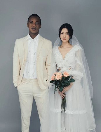 ▲▼黑人混血球员和中国美艳娇妻上海大婚。 （图／翻摄自微博）