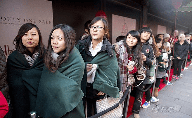 中国留学生排队扫货奢侈品店！外媒：有中国年轻人的地方，房价就涨（组图） - 3