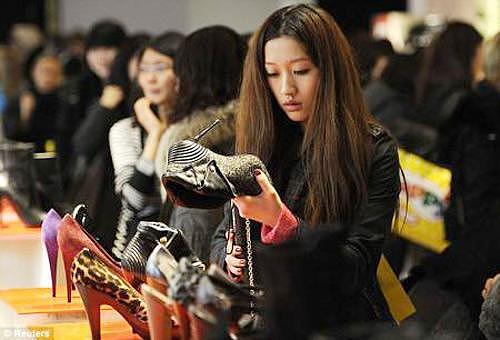 中国留学生排队扫货奢侈品店！外媒：有中国年轻人的地方，房价就涨（组图） - 6