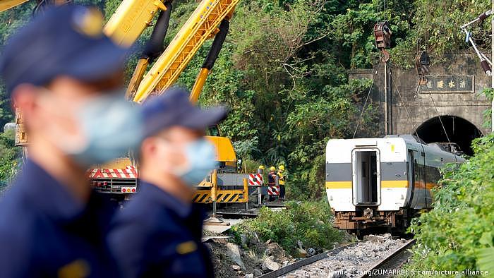 Taiwan Zug mit 490 Personen entgleist 