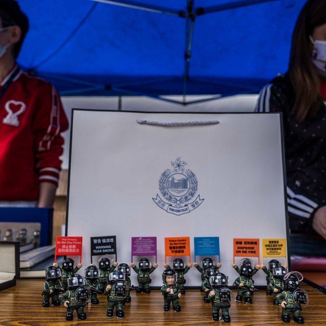 香港警察学院，桌上摆着纪念品。