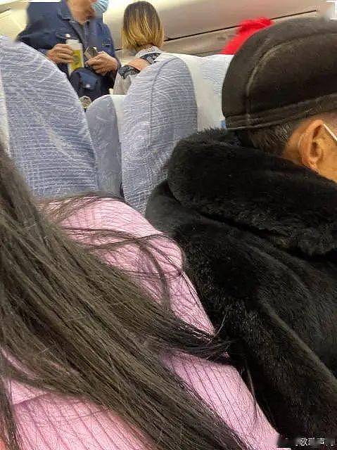 女子在航班上被老爷爷躺身上睡觉 空姐递暖心纸条（组图） - 7
