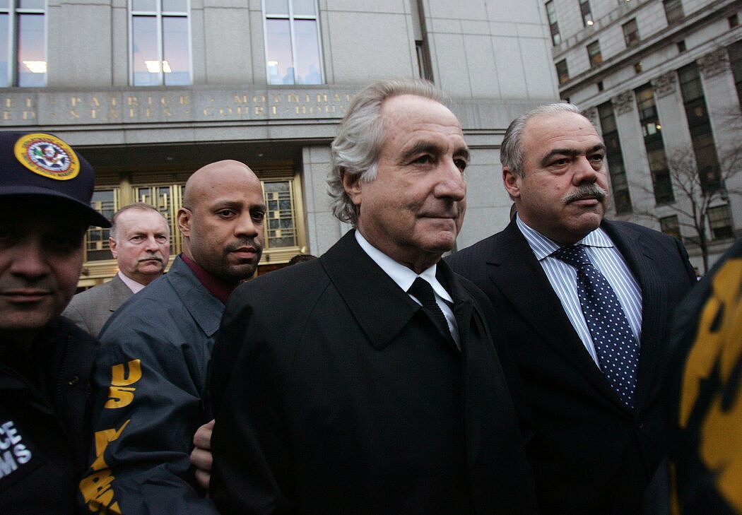 2009年1月，离开曼哈顿法院的伯尼·麦道夫。从棕榈滩到波斯湾，他的诈骗受害者众达数万。