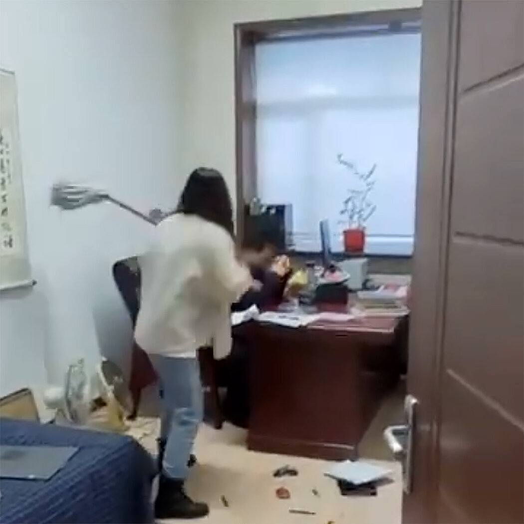 本周，该视频在中国社交媒体上广泛传播。视频中，一名指控领导发送性骚扰信息给她的女子用拖把殴打他。