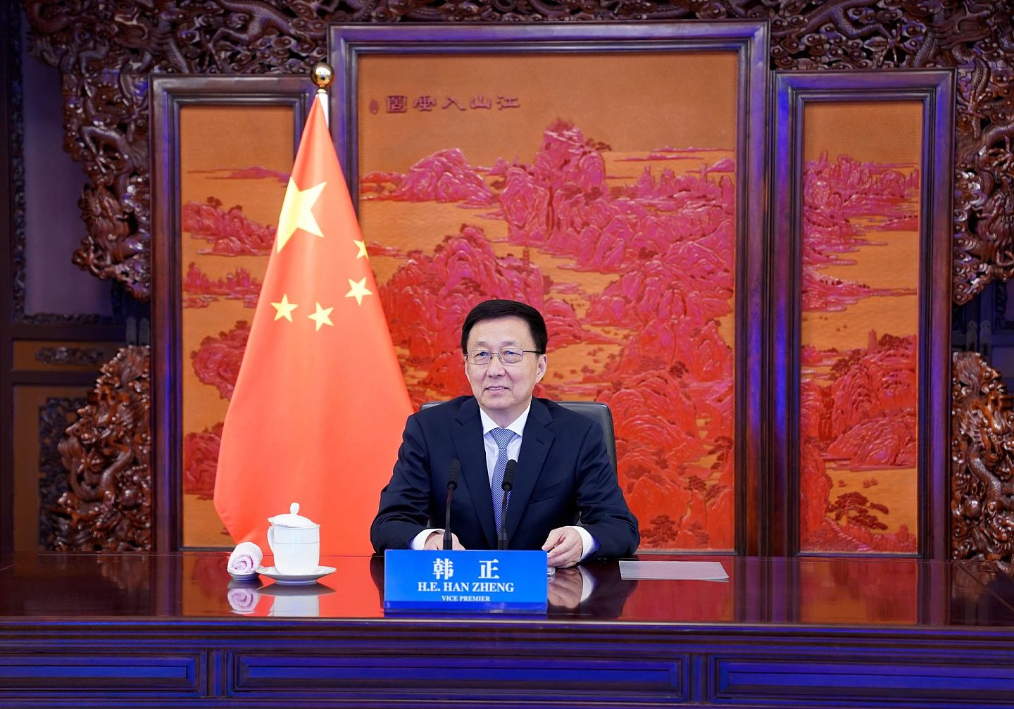 2021年4月16日，中共中央政治局常委、中国国务院副总理韩正于北京以视频方式会见来华访问的美国总统气候问题特使克里。（新华社）