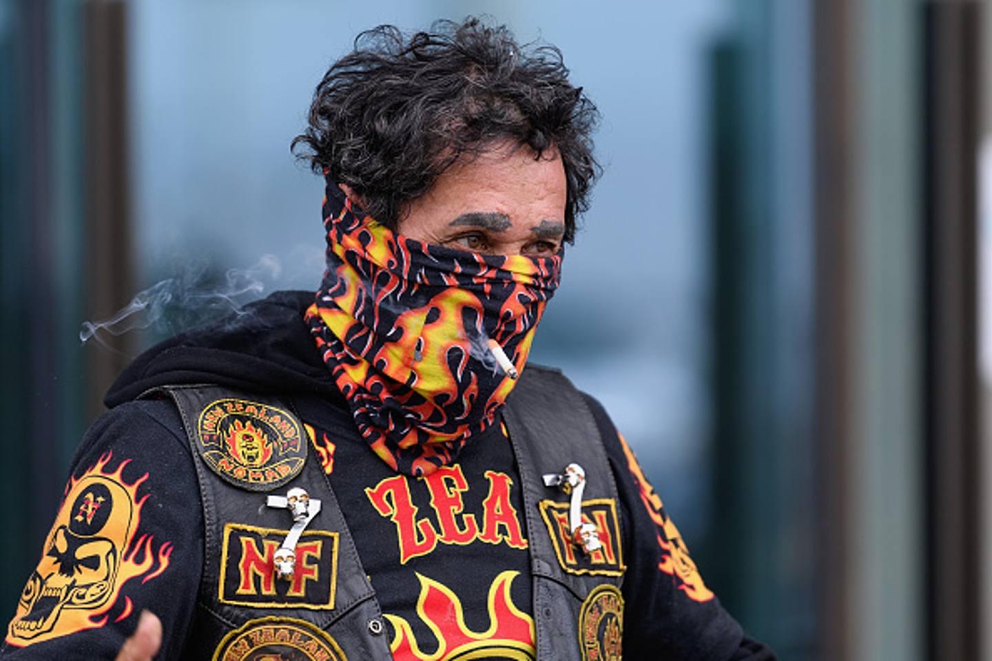 图为2020年3月26日，新西兰基督城一名男子隔着口罩吸烟。 （Getty）