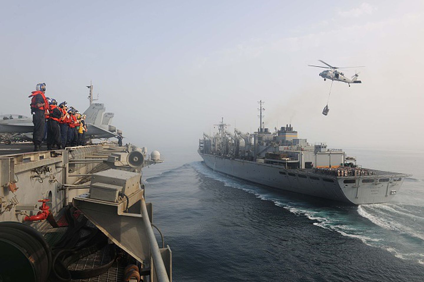 美国始终在临近中东产油区的海上通道保持强大的军事存在，图为2015年美国海军“西奥多 罗斯福”号航母编队在阿拉伯湾进行日常军事训练。（Getty Images）