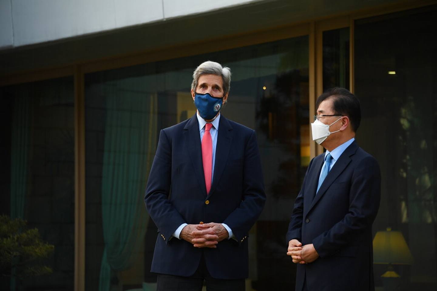 韩国外交部长官郑义溶4月17日在首尔的外交部长官邸与美国总统气候问题特使克里（John Kerry）会面。 （AP）
