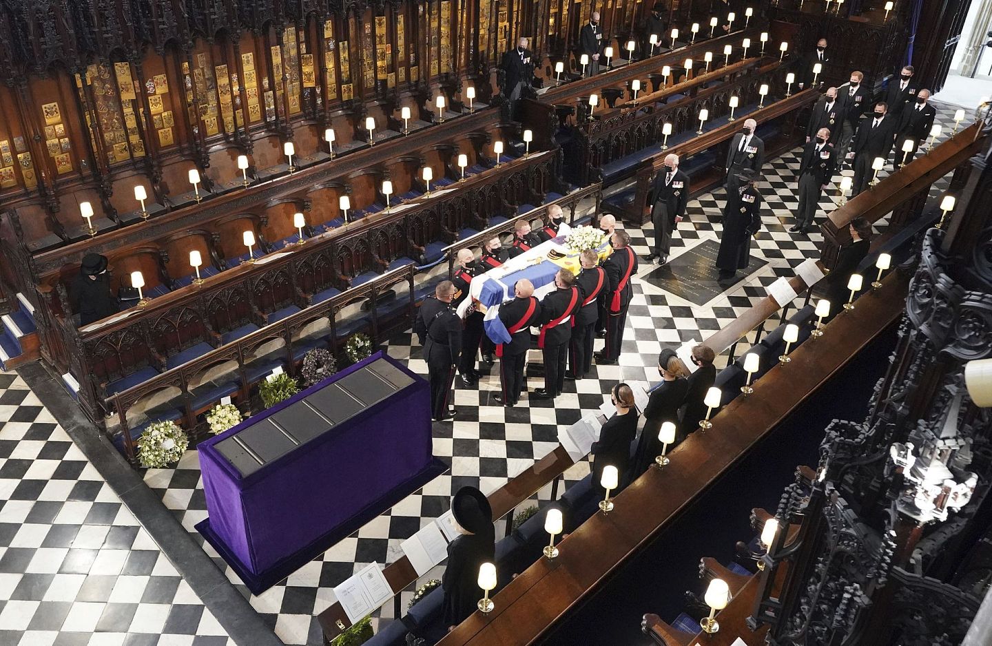 2021年4月17日，英国女王伊丽莎白二世在温莎城堡的圣乔治教堂，目送护柩者抬着菲利普亲王的灵柩。（AP）