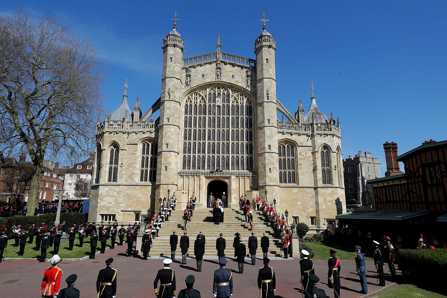 2021年4月17日，菲利普亲王的灵柩被送入圣乔治教堂举行葬礼。（Reuters）