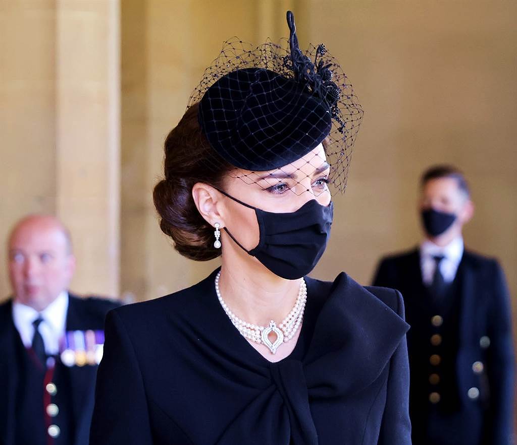 17日菲立普亲王葬礼上，凯特王妃特别戴上了女王伊丽莎白二世（Queen Elizabeth II）及以故黛安娜王妃先前都戴过的珍珠项链，向两位家族长辈致敬。 （图／TPG、达志影像）