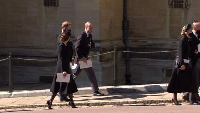 葬礼结束后，剑桥公爵夫妇与苏塞克斯公爵被见到相互交谈。