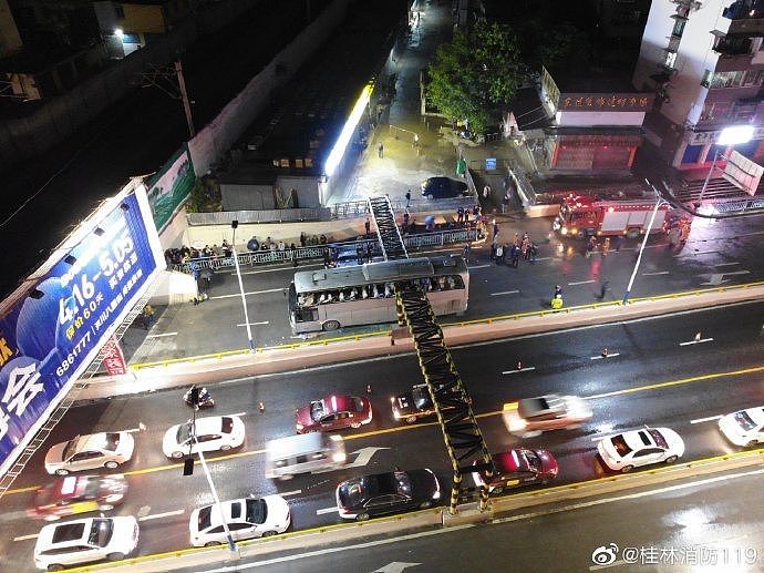 广西桂林一大巴被限高杆削顶致1死6伤，目击者：今年该路段出现类似事故不止一件