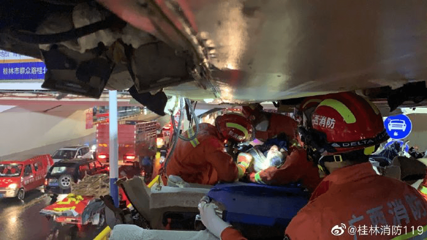 广西桂林一大巴被限高杆削顶致1死6伤，目击者：今年该路段出现类似事故不止一件