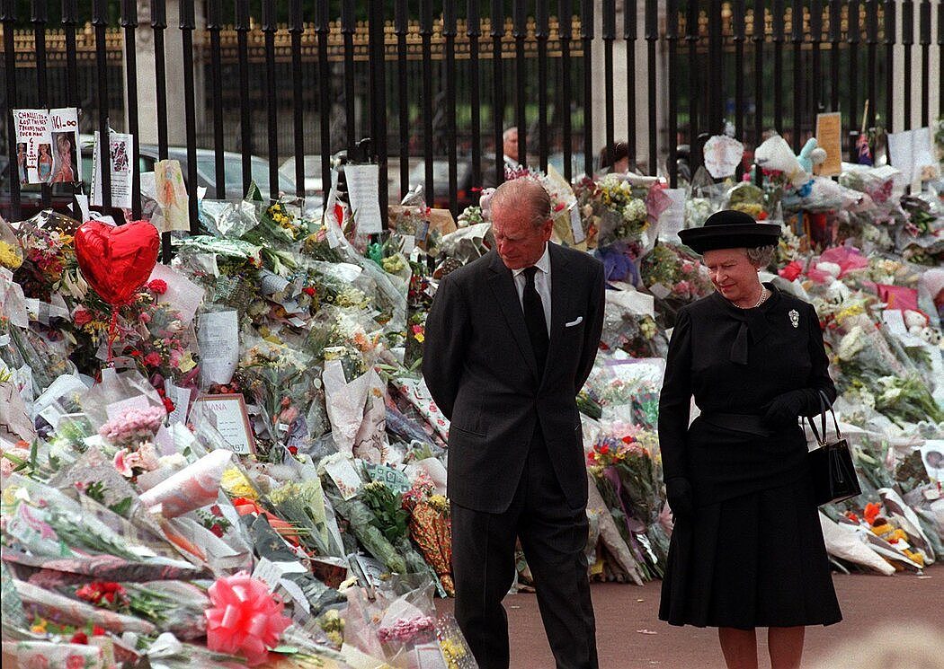 1997年，菲利普亲王和女王伊丽莎白二世在白金汉宫向戴安娜王妃致哀。