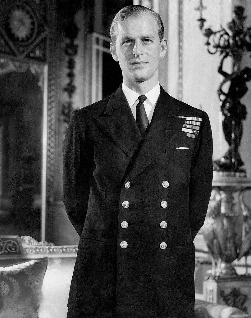 1947年，在与伊丽莎白公主举行婚礼之前，身着皇家海军制服的菲利普·蒙巴顿亲王在白金汉宫。