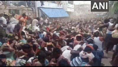 印度疫情突然失控，尸体躺满楼道，数万人却在扔牛粪祈福（组图） - 7