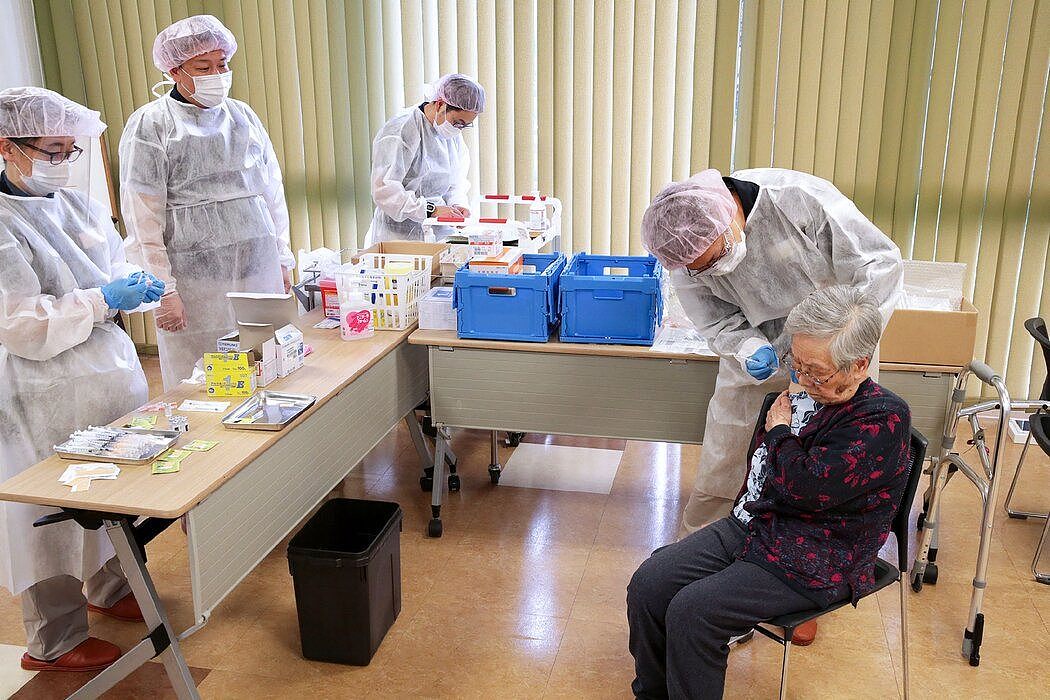 日本的疫苗接种才刚刚开始，到7月东京奥运会开幕时，普通民众仍无法接近完全接种疫苗的状态。