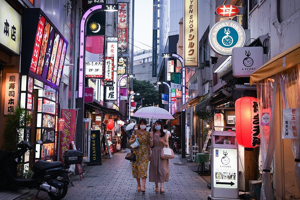 去年，东京的歌舞伎町区。 在日本，人们戴上口罩并听从隔离的呼吁，但该国的疫苗接种率落后。