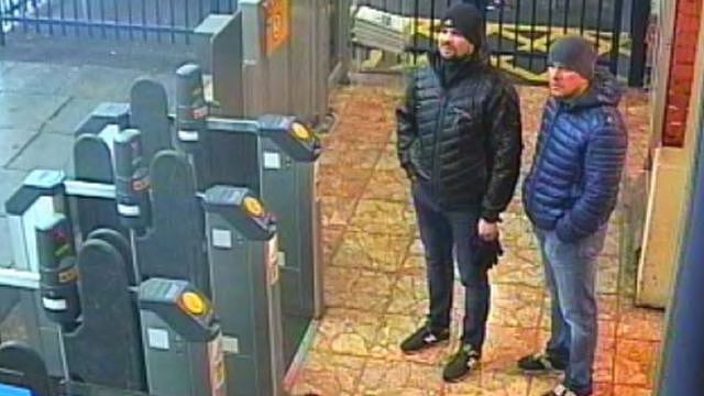 英格兰索尔兹伯里火车站一处检票口的监控视频拍下两名嫌疑人的踪影（3/3/2018）