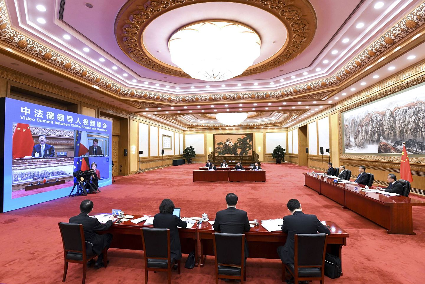 4月16日，习近平在北京同法德领导人举行视频峰会。（新华社）