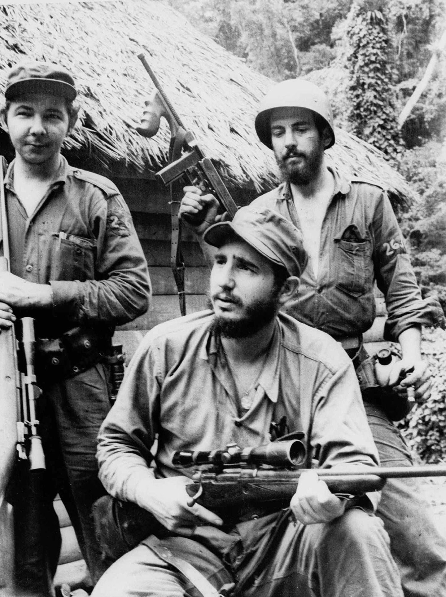 1957年3月14日，卡斯特罗（中）及弟弟劳尔（左），在古巴东部山区的军事根据地。（AP）