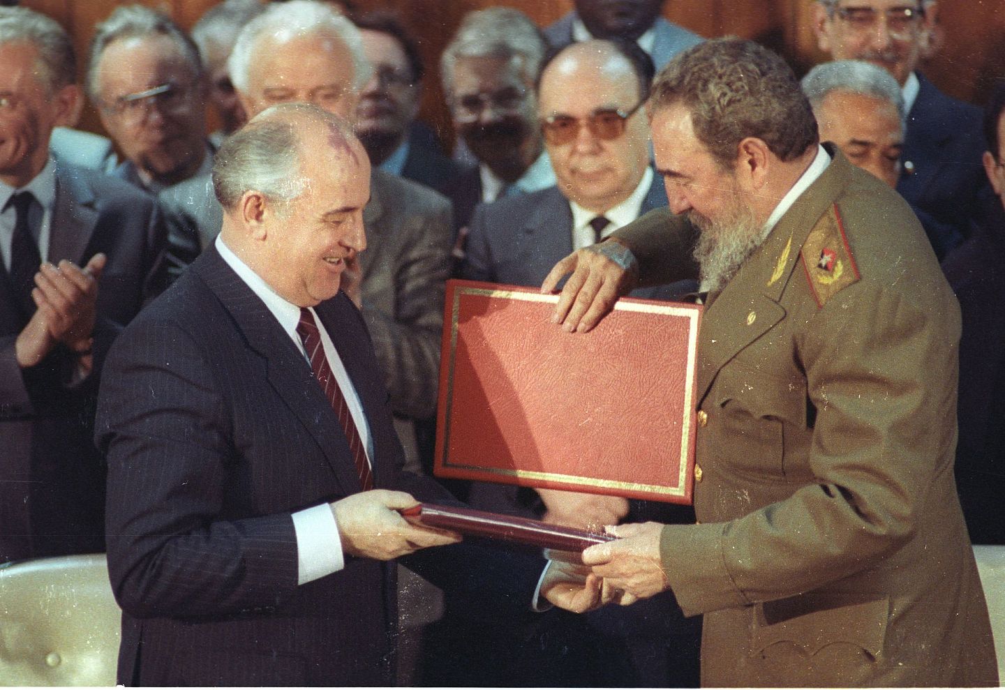 1989年4月，卡斯特罗与苏联领袖戈尔巴乔夫签订友好条约，可惜一年后苏联便解体。（Reuters）