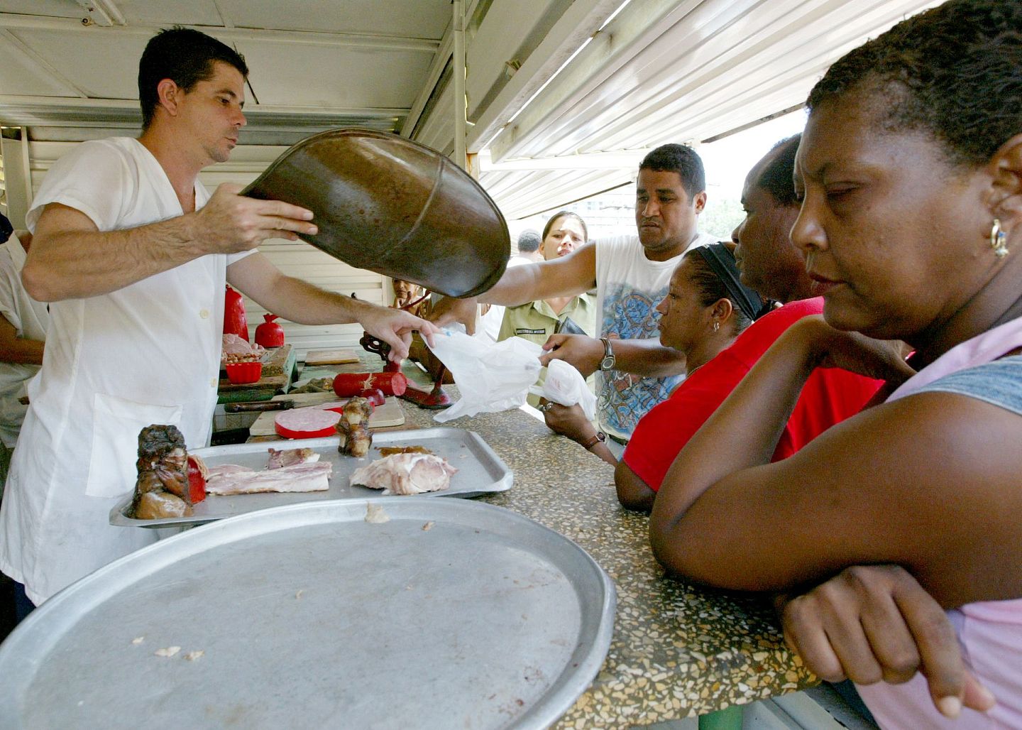 2003年的古巴仍未完全走出苏联解体所带来的经济冲击，粮食仍然短缺。（Reuters）
