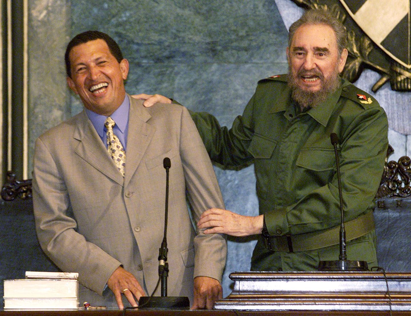 查韦斯与卡斯特罗象征着委内瑞拉与古巴这对拉美左翼“难兄难弟”。（Reuters）