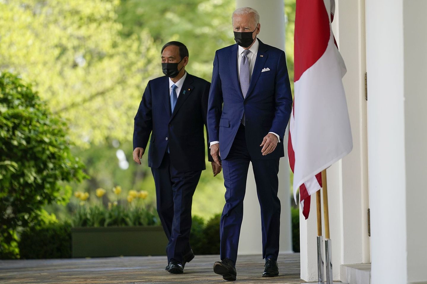日本首相菅义伟（左）4月16日到访白宫，成为美国总统拜登（右）上任后第一位在白宫接见的外国领导人。（AP）