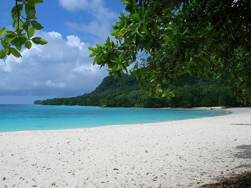 南太平洋岛国万那杜日前一具冲上该国海岸的男尸经查验后，于19日证实感染新冠病毒，当局不敢大意，宣布主要岛屿接下来3天禁止出境。 （截自维基）
