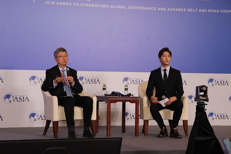 清华大学国家金融研究院院长、前国际货币基金组织朱民（左）。 记者吕佳蓉／摄影