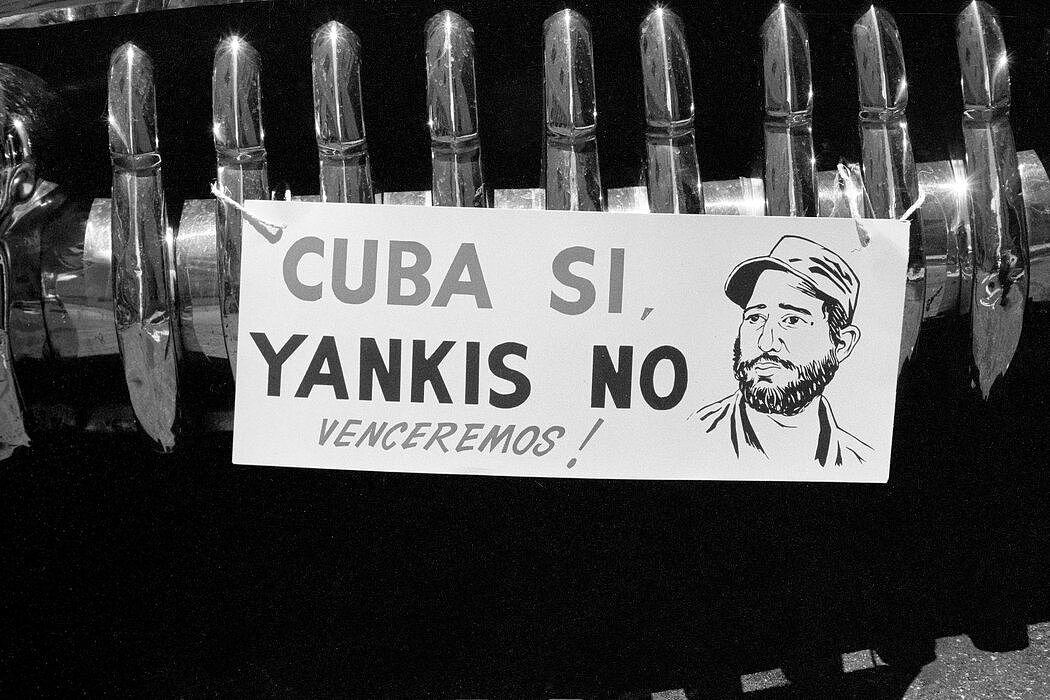 1960年，一辆汽车的保险杠上写着：“古巴可以，美国佬不行。我们会赢。”