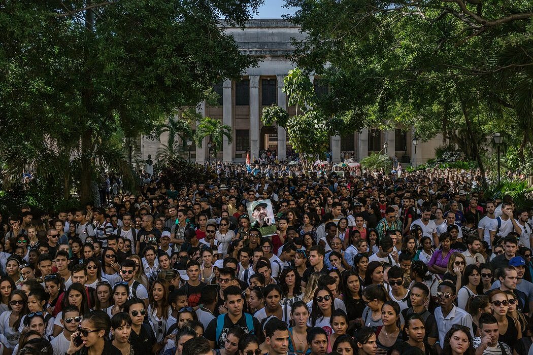 2016年，学生们在哈瓦那大学集会，而后参加了菲德尔·卡斯特罗的纪念游行。