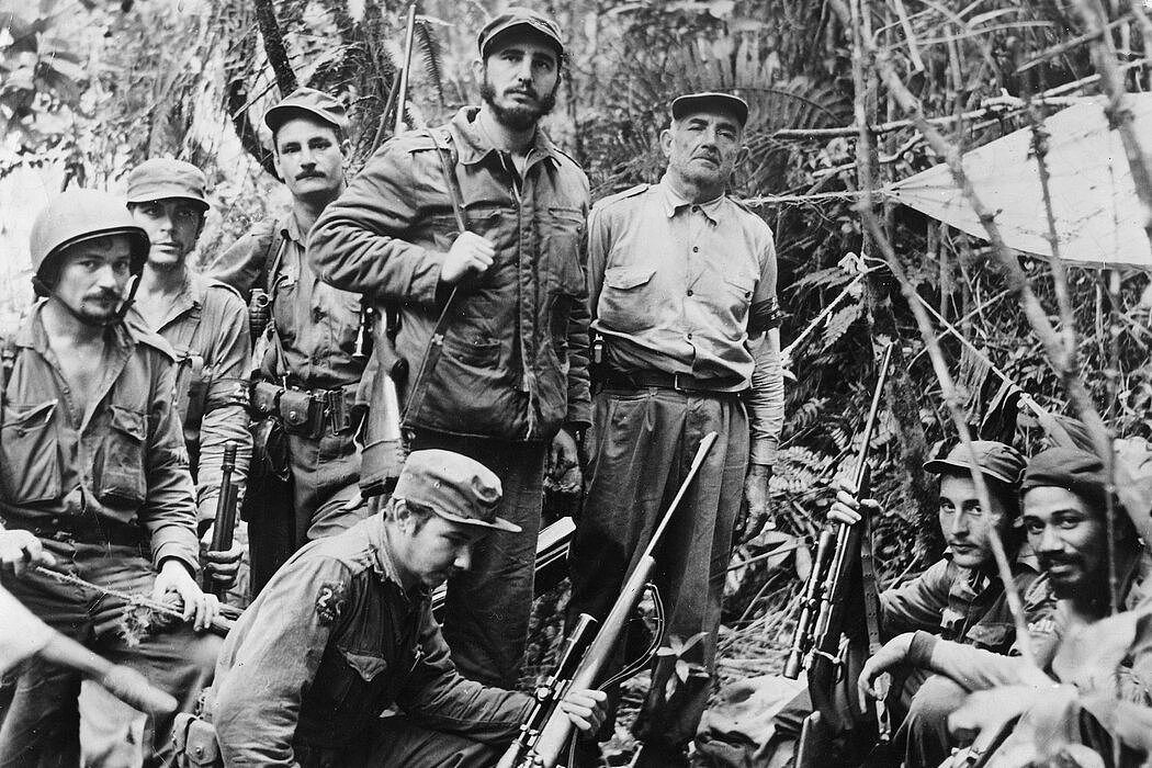 1958年，菲德尔·卡斯特罗（中）和劳尔在丛林藏身处。