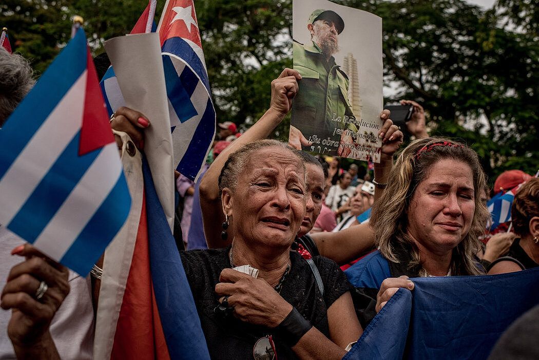 2016年12月，圣克拉拉，古巴人目送菲德尔·卡斯特罗的骨灰。