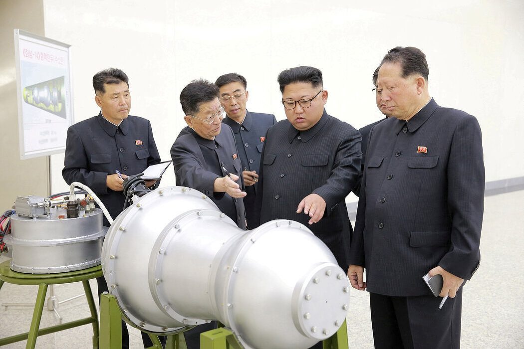 朝鲜官方媒体2017年发布的一张照片中，金正恩正在检查所谓的氢弹。