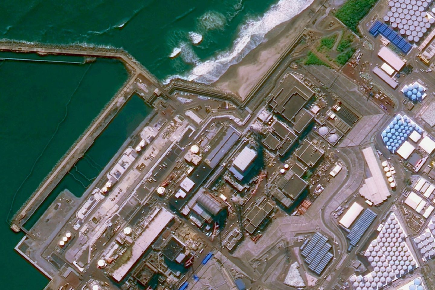 中国卫星企业拍摄福岛核电站核废水储存区。图为福岛核电站卫星照。（微博＠长光卫星）