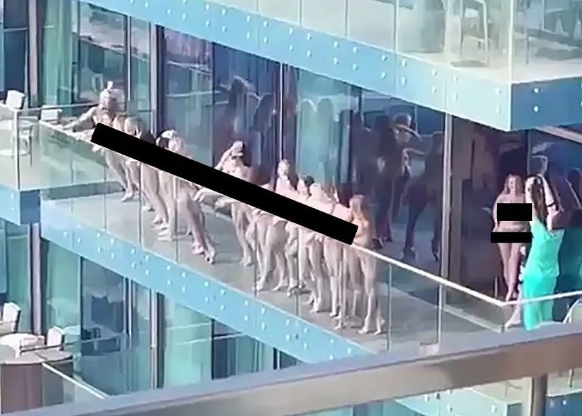 几十名白人女孩全裸地站在杜拜公寓阳台外。 图：翻摄自微信