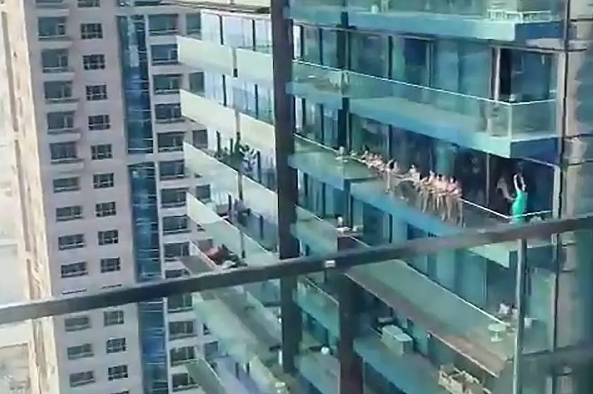 几十名白人女孩全裸地站在杜拜公寓阳台外。 图：翻摄自微信