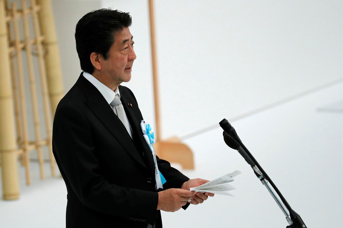 2019年8月15日，日本时任首相安倍晋三在东京举行的日本投降74周年纪念仪式上发表讲话。（Reuters）