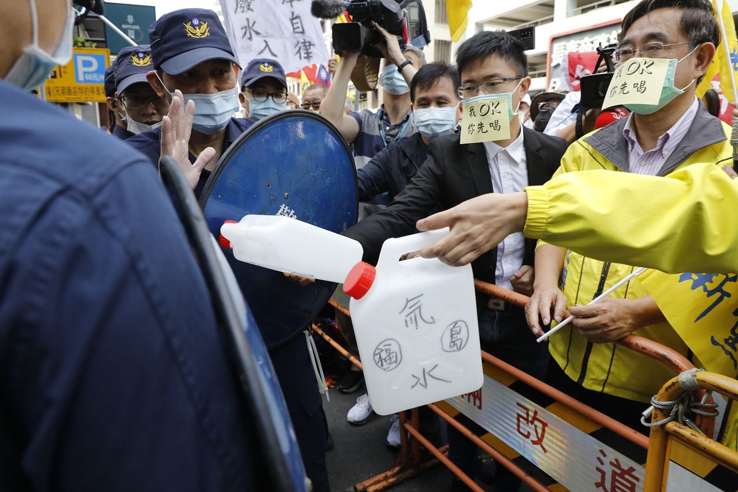 新党将象征装有氚废水的瓶子交给”日本台湾交流协会“代表人员。（吴逸骅／多维新闻）