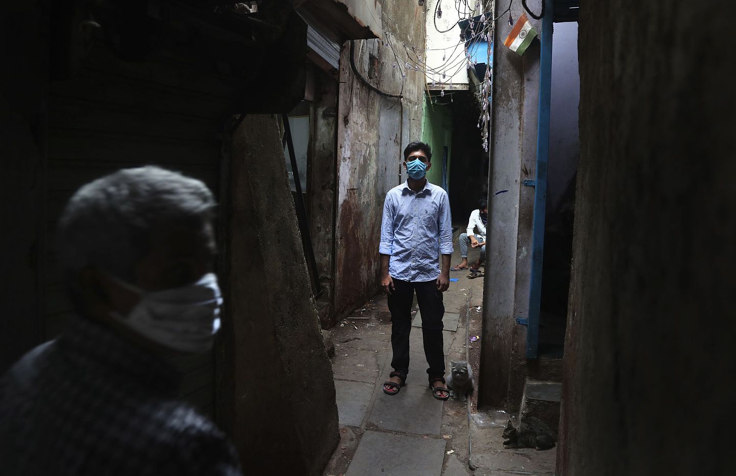 达拉维所在的孟买是印度疫情最严重的城市。图为人们在孟买达拉维贫民窟小巷子中走动。（AP）